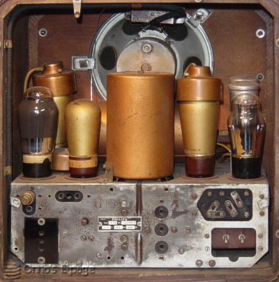 
    A look inside. Elegant E455 and E462 valves. Large &ldquo;Superinductance&ldquo; coils.
    