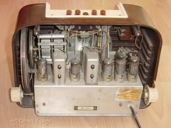 
    The Bush DAC10 has a compact chassis.
    